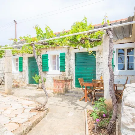 Dalmatian Stone House 로고즈니차